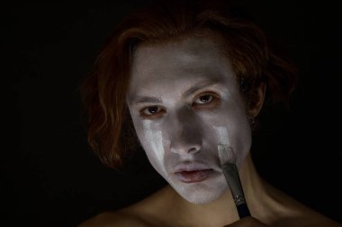 Adamın yüzüne beyaz boya bulaşır..