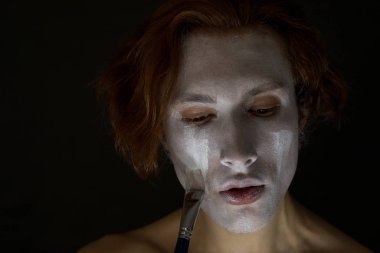 Adamın yüzüne beyaz boya bulaşır..