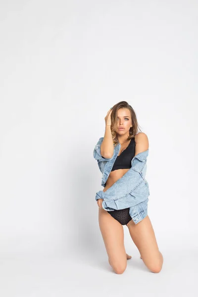 Sexy jonge vrouw in ondergoed en denim jas. — Stockfoto