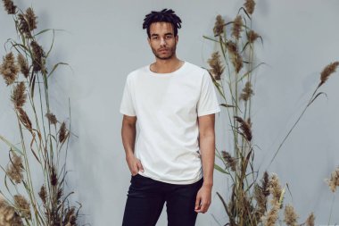 Beyaz tişört giyen Afro-Amerikan bir adam. Model.