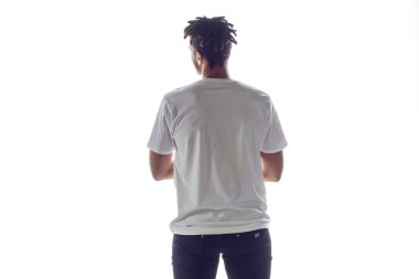 Beyaz tişört giyen Afro-Amerikan bir adam. Model.