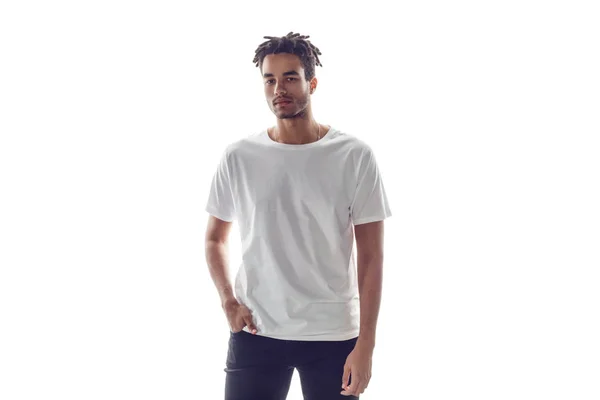Hombre afroamericano con camiseta blanca en blanco. Mock-up . —  Fotos de Stock