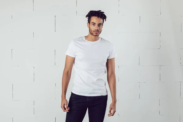 En afroamerikan i vit, blank t-shirt. Modellering. — Stockfoto