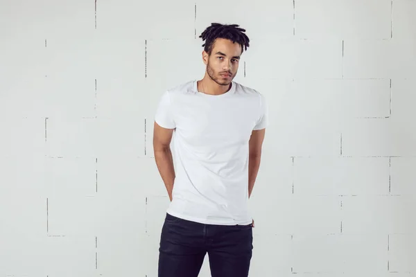 En afroamerikan i vit, blank t-shirt. Modellering. — Stockfoto