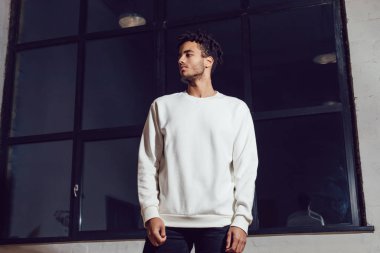 Beyaz kazaklı adam. Model.