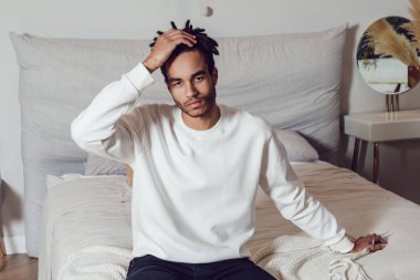 Beyaz kazaklı adam. Model.