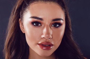Güzel makyajlı ve parlak dudaklı seksi bir genç kadının portresi..