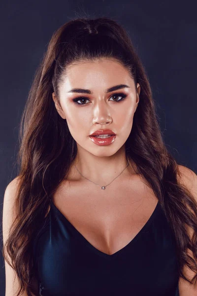 Güzel makyajlı ve at kuyruklu genç bir kadının portresi..