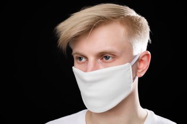 Coronovarius 'a karşı yüz maskesi takan adam. COVID-19 Salgını.