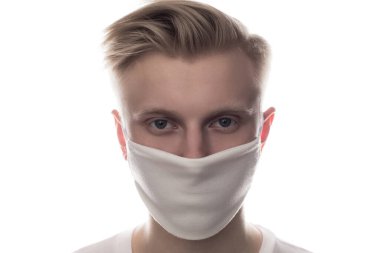 Yüzüne koruyucu maske takan bir adam beyaz tenli Coronavirus 'a karşı..