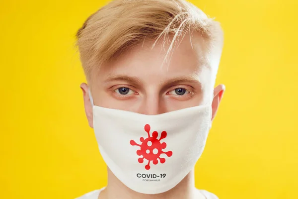 Människan Skyddande Ansiktsmask Med Bild Coronavirus Covid — Stockfoto