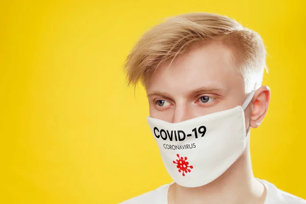 Porträtt Man Skyddande Ansiktsmask Med Texten Covid Man Skyddsmask Mot — Stockfoto