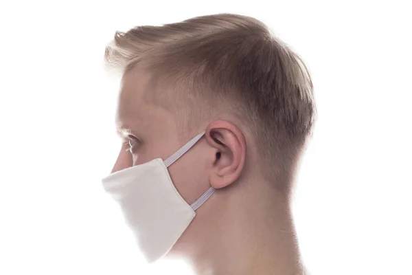 Man Draagt Gezichtsmasker Gezicht Tegen Coronavirus Geïsoleerd Wit — Stockfoto