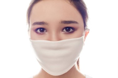 Yüz koruyucu maske takan Asyalı kadın..