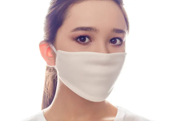 Asiatin trägt Gesichtsschutzmaske. — Stockfoto