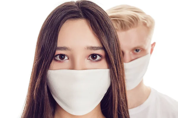 Några Unga Människor Skyddande Ansiktsmasker Isolerade Vitt — Stockfoto