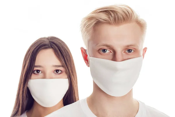 Några Unga Människor Skyddande Ansiktsmasker Isolerade Vitt — Stockfoto