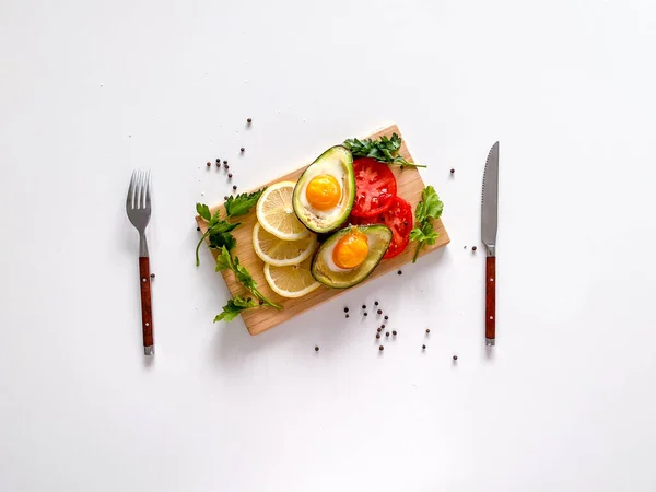 Avocado Forno Con Uova Con Fette Limone Pomodoro Servito Piatto — Foto Stock