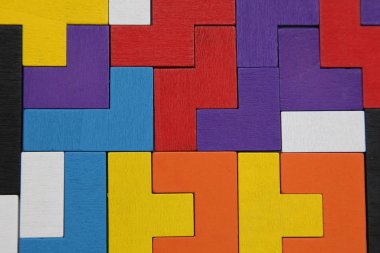 Soyut, farklı renkte tahta bloklar içeren bir arka plan. Geometrik şekiller, farklı renkler, üst görünüm. Yaratıcı, mantıklı düşünme ya da problem çözme kavramı