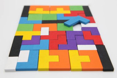 Farklı renkli şekiller tahta bloklar. Geometrik şekiller farklı renklerde. Yaratıcı, mantıklı düşünme ya da sorun çözme kavramı. Tahta zeminde geometrik şekiller. Tetris oyuncak tahta bloklar..