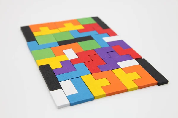 不同颜色的木块 不同颜色的几何形状 创造性的 逻辑思维的概念或问题的解决 木制背景上的几何形状 俄罗斯玩具木块 — 图库照片