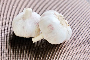 Soğuk algınlığı ve hastalıklar için yararlı. Masada taze kokulu sarımsak var.
