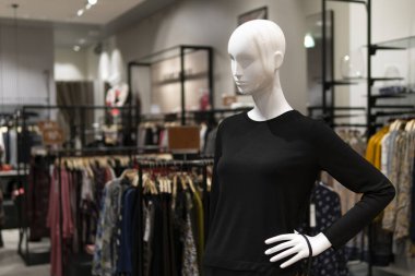 Siyah ceketli bir manken.