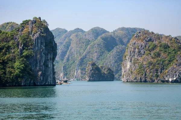 Vietnam 'da Halong Körfezi