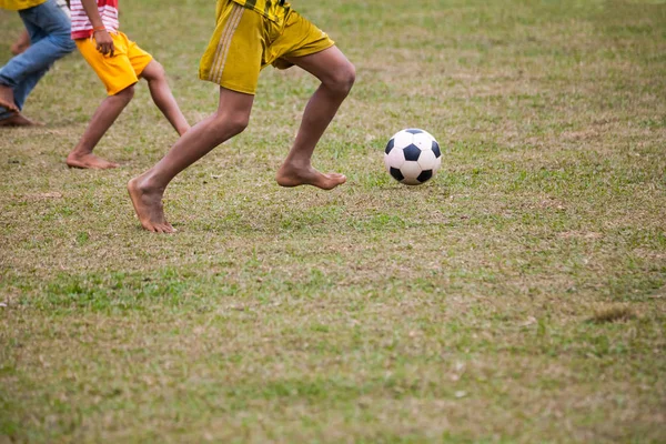 Çocuklar futbol oynayan