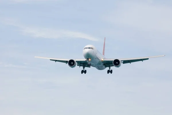 Avión de pasajeros acercándose a un aeropuerto —  Fotos de Stock