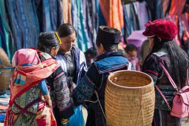 Yöre Hmong halkı ile sokak sahne