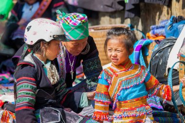 Yöre Hmong halkı ile sokak sahne