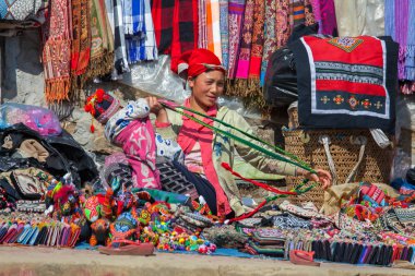 Yöre Hmong halkı ile sokak sahne