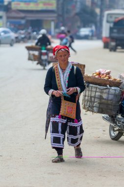 Yöre Hmong halkı ile sokak sahne
