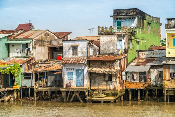 Su üstünde Vietnamca evleri
