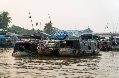 Mekong Deltası üzerinde geleneksel yüzen pazarı