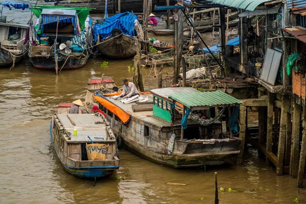 Mekong Deltası üzerinde geleneksel yüzen pazarı