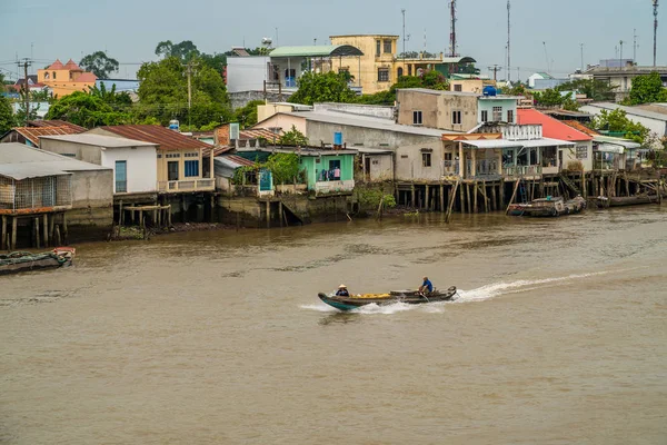 Mekong Deltası üzerinde geleneksel yüzen pazarı