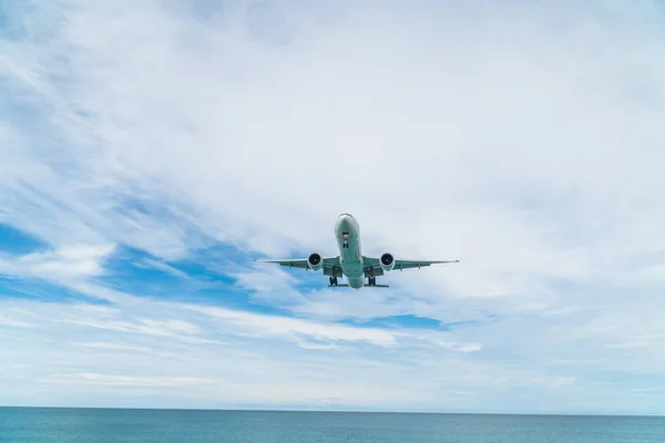 Avión antes de aterrizar en el aeropuerto —  Fotos de Stock