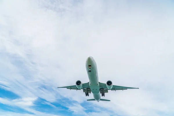 Avión antes de aterrizar en el aeropuerto —  Fotos de Stock