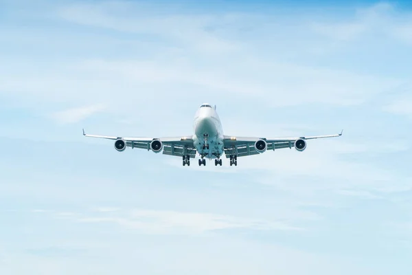 Avión antes de aterrizar en el aeropuerto —  Fotos de Stock