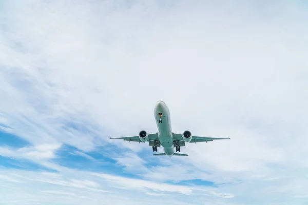 Avión antes de aterrizar en el aeropuerto —  Fotos de Stock