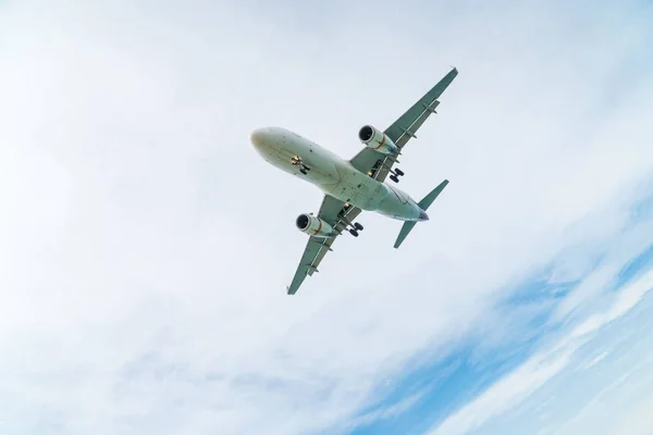 Avión antes de aterrizar en el aeropuerto —  Fotos de Stock