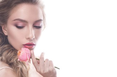 Güzel kız Gelin çiçek ile görüntü. Çıplak makyaj ve onun elinde bir gül ile model.