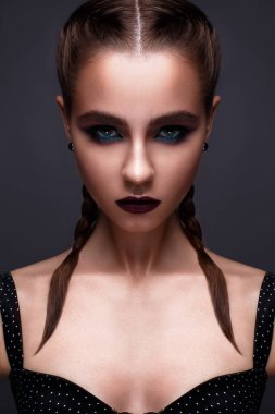 Parlak yaratıcı makyaj güzel kadınla. Örgüler ile model ve renk marsala dudak. Güzellik.