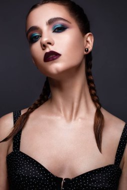 Parlak yaratıcı makyaj güzel kadınla. Örgüler ile model ve renk marsala dudak. Güzellik.