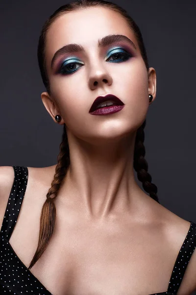 Mooie vrouw met heldere creatieve make-up. Model met vlechten en lip kleur marsala. Schoonheid gezicht. — Stockfoto