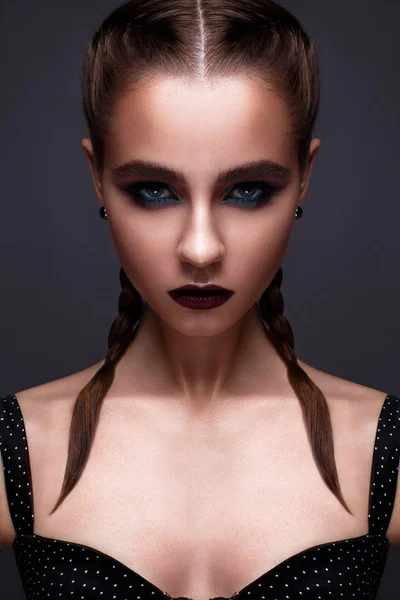 Hermosa mujer con maquillaje creativo brillante. Modelo con trenzas y color labial marsala. Cara de belleza . — Foto de Stock