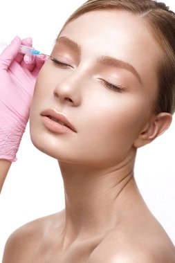 Sağlıklı cilt ve Nude makyaj ile genç kız. Botox kozmetik prosedürler üzerinde güzel model.