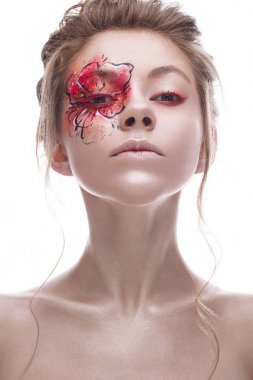 Gözüne bir kırmızı-altın çiçek şeklinde yaratıcı bir makyaj ile genç bir kız. Bir bahar çiçek suretinde güzel model